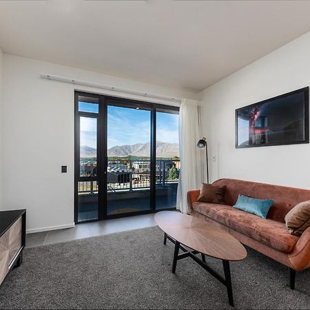 Galaxy Boutique Hotel Lake Tekapo Bagian luar foto A living room in a typical apartment