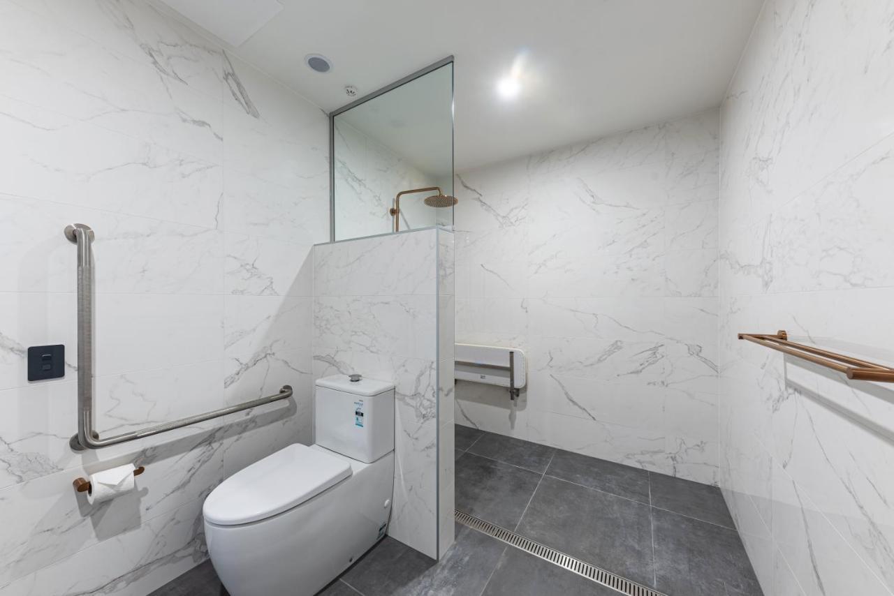 Galaxy Boutique Hotel Lake Tekapo Bagian luar foto A wet room in a residential bathroom
