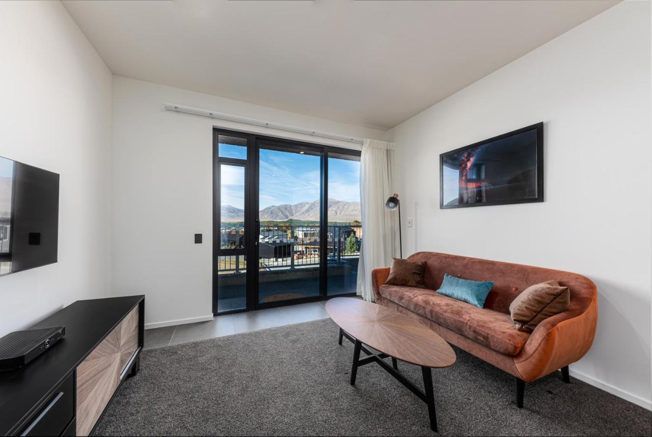 Galaxy Boutique Hotel Lake Tekapo Bagian luar foto A living room in a typical apartment